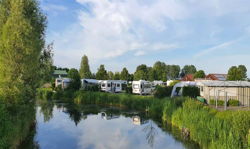 Stellplätze am Badesee